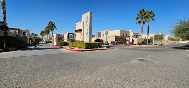 Entrada del fraccionamiento de la casa en Altaria · Nápoles
