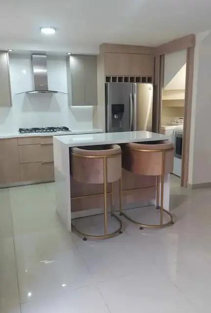 Isla con dos bancos de la casa en Altaria · Nápoles